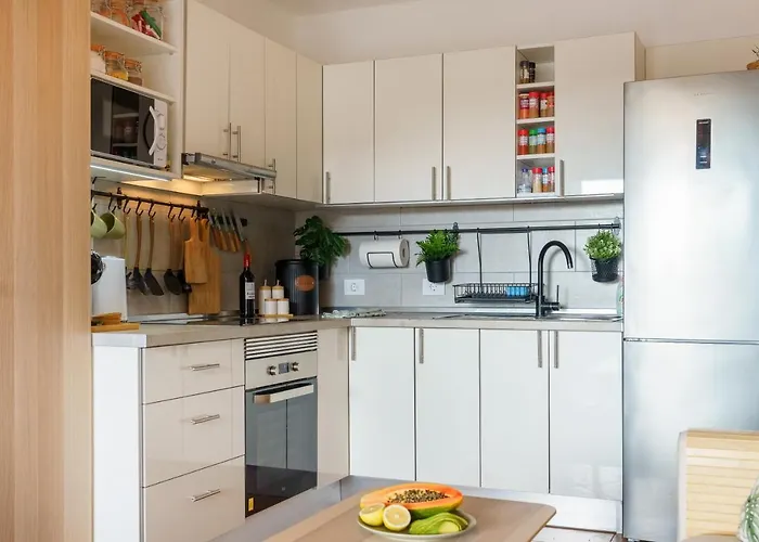 Forest Flat - Big Heated Pool, Terrace, Tv Channels Appartement